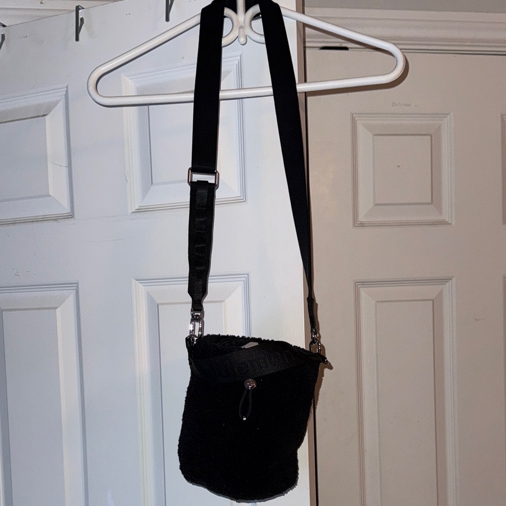 Lululemon Crossbody Fleece Bucket Bag 2.5L - Picture 4 of 8
